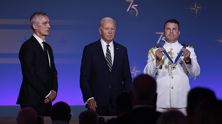 Jens Stoltenberg mottar presidentens frihetsmedalje.