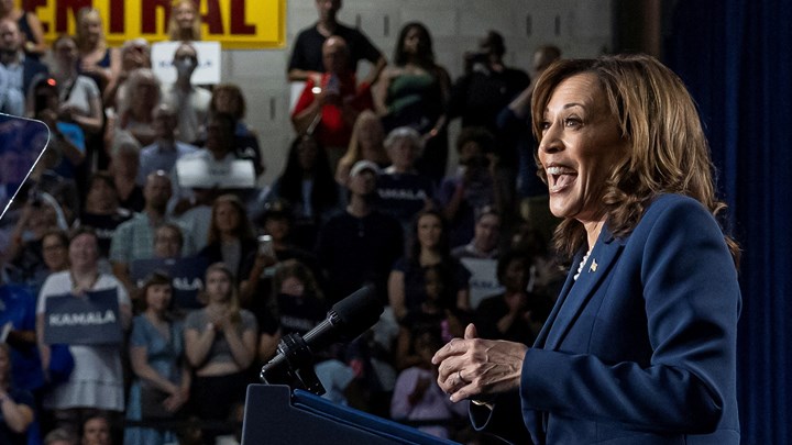 Kamala Harris smiler i møte med velgere i  West Allis i Wisconsin på sin første tale etter at Joe Biden trakk seg fra kampen om gjenvalg.