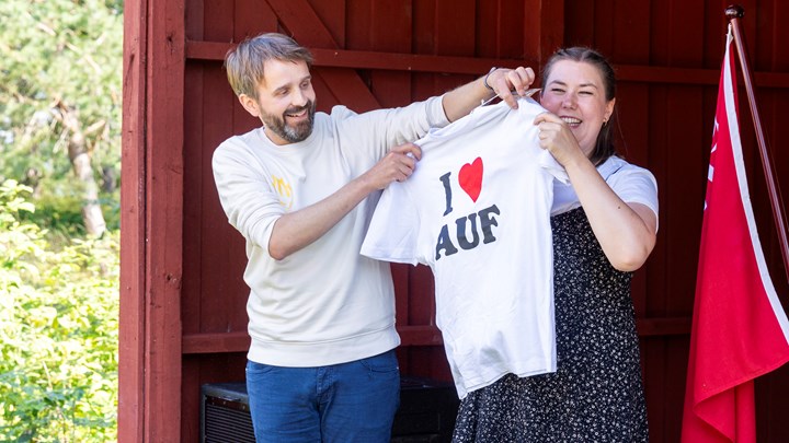 Avtroppende AUF-leder Astrid Hoem hadde med seg gave til helseministeren. Den så ut til å falle i smak.