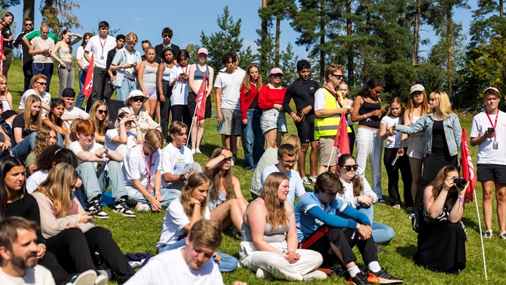 Køen av ungdommer som ville stille spørsmål til helseministeren var lang.