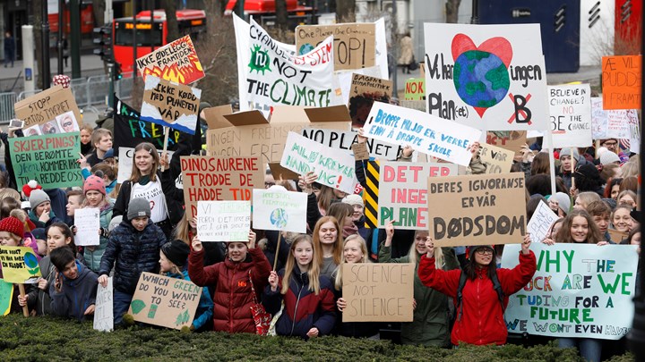 Skoleelever klimastreiker foran Stortinget i Oslo, fredag 30. august 2019.