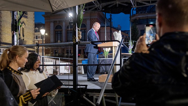 Det lir mot kveld når det er blitt Trygve Slagsvold Vedums tur til å lese, mens kulturminister Lubna Jaffery og MDG-politiker Une Bastholm venter på tur. 