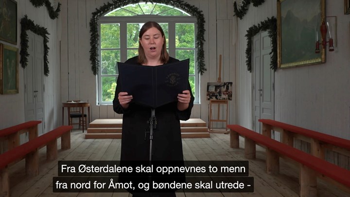 Avtroppende AUF-leder Astrid Hoem leser sitt avsnitt fra Eidsvoll-bygningen. 