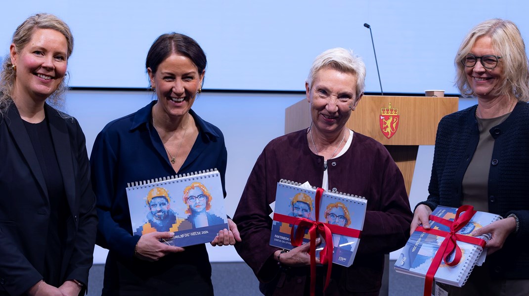 STAMI-direktør Therese Hanvold (t.v.) overrekker siste utgave av Stamis faktabok til arbeids- og inkluderingsminister Tonje Brenna (Ap), LO-leder Peggy Hessen Følsvik og NHOs direktør for arbeidsliv, Nina Melsom.