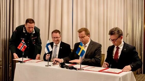 De tre forsvarsministrene signerte avtalen som legger til rette for samarbeid om operativt planverk mellom de tre landene, med sikte på koordinering av operasjoner på Nordkalotten. 