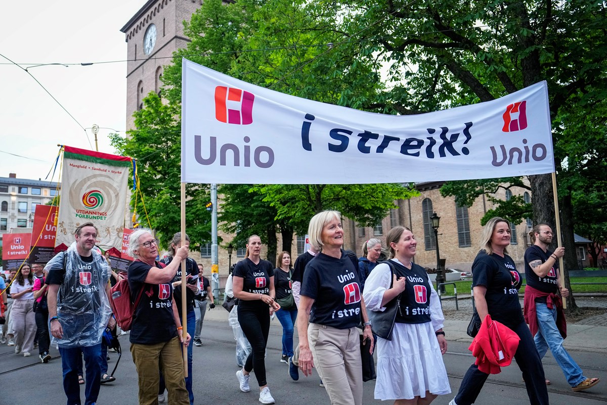 Guro Lind i front på streikemarkering tidligere i år, sammen med sittende Unio-leder Ragnhild Lied.