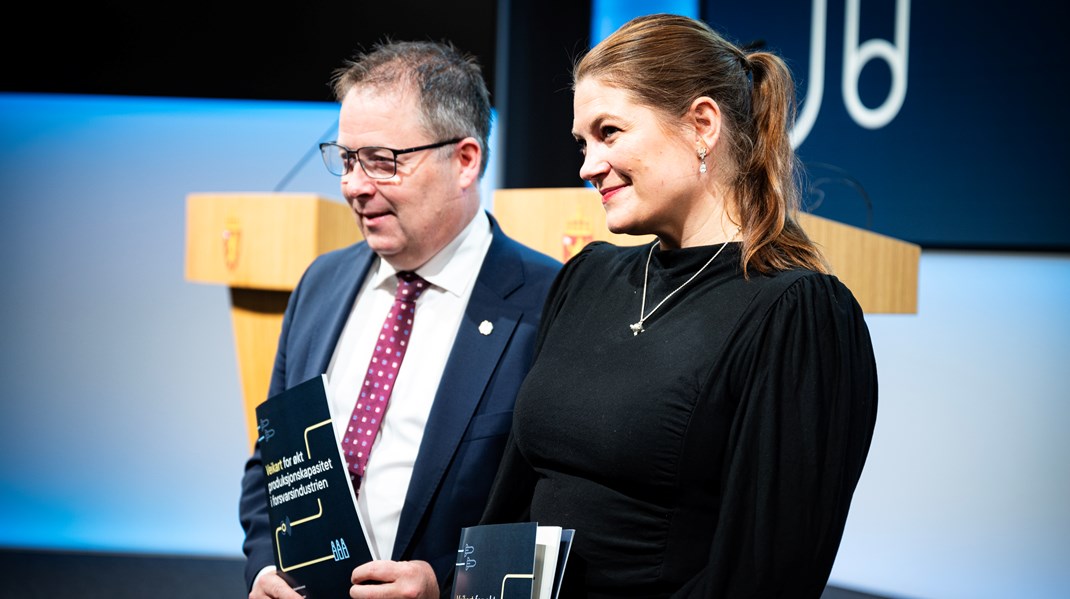 Forsvarsminister Bjørn Arild Gram (Sp) sammen med næringsminister Cecilie Myrseth (Ap), med veikartet i hånden.