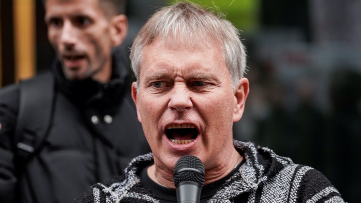 Arild Knutsen, styreleder i Foreningen for human ruspolitikk, holdt appell på demonstrasjonen utenfor regjeringens pressekonferanse.