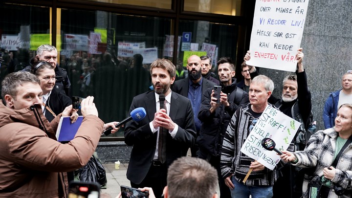 Helseminister Jan Christian Vestre ble møtt av demonstranter da han skulle legge frem rusreformen. Kenneth Arctander, daglig leder i RIO, til venstre.