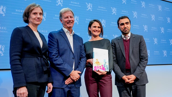 Både barne- og familieminister Kjersti Toppe, kunnskapsminister Kari Nessa Nordtun og statsekretær i Helse- og omsorgsdepartementet, Usman Mushtaq, var til stede da Robert Steen presenterte rapporten.