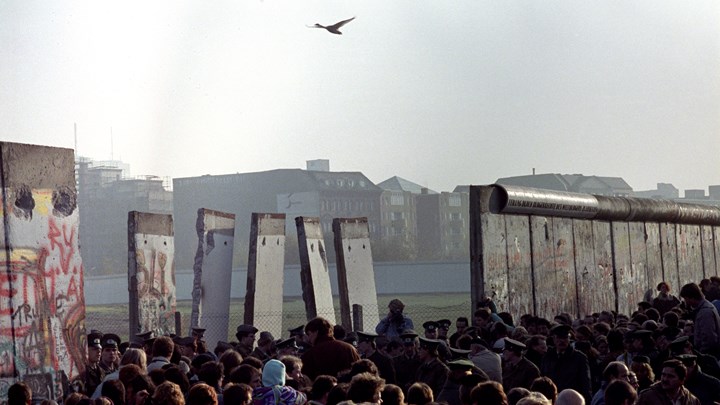 Berlinmuren åpnes og en ny grenseovergang etableres ved Potsdamer Platz.