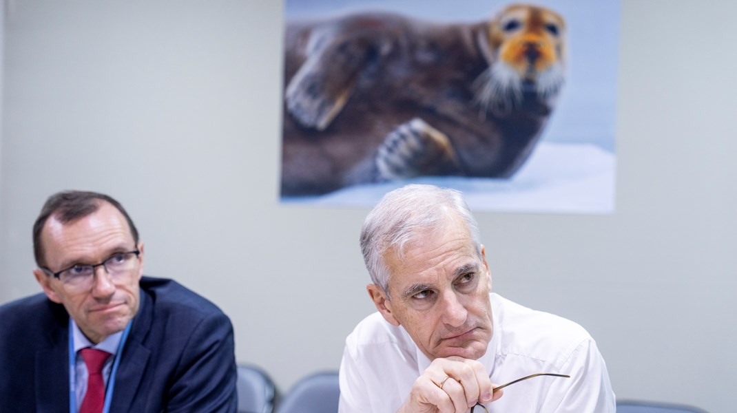 Her er klima- og miljøminister Espen Barth Eide sammen med statsminister Jonas Gahr Støre under klimatoppmøtet COP27 i Sharm el-Sheikh i november. De får ikke reise sammen til naturtoppmøtet COP15 i Montreal i desember.