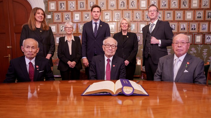 Representantene til årets vinner av Nobels fredspris foran fra venstre: Toshiyuki Mimaki, Terumi Tanaka og Shigemitsu Tanaka. Her sammen med Nobelkomiteen. Bak fra venstre: Gry Larsen, Anne Enger, leder Jørgen Watne Frydnes, Kristin Clemet og Asle Toje under signereringen av Nobelkomiteens gjestebok på Nobelinstituttet. 