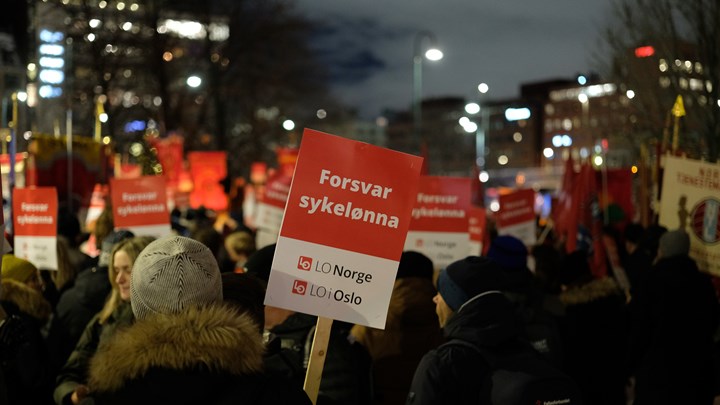 Et par hundre demonstranter stilte opp langs gjerdene for å teppebombe gjestene til NHOs årskonferanses middag med slagord som «ikke kødd med sykelønna!»