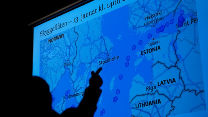 Russisk olje hentes av skyggeflåten i Primorsk, og må forbi Norge for å komme ut på verdenshavene. De blå prikkene er skip fra skyggeflåten, enten på vei inn til Primorsk eller ut. 