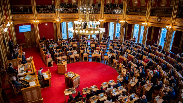 Høyre og Arbeiderpartiet konkurrerer fremdeles om å være det trygge styringspartiet, som folk og velgere søker til i urolige tider, skriver Magnus Takvam etter Støres redegjørelse i Stortinget onsdag. 