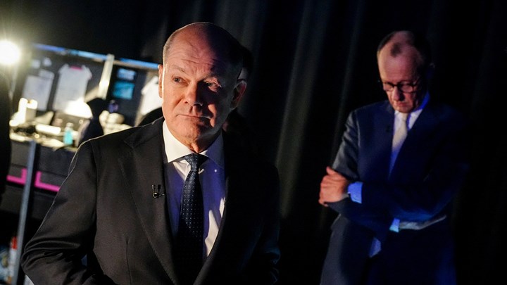 SPD-leder og nåværende kansler Olaf Scholz møtte nylig den konservative kandidaten Friedrich Merz til TV-debatt. Han er også CDU-leder og favoritt til å vinne valget. 