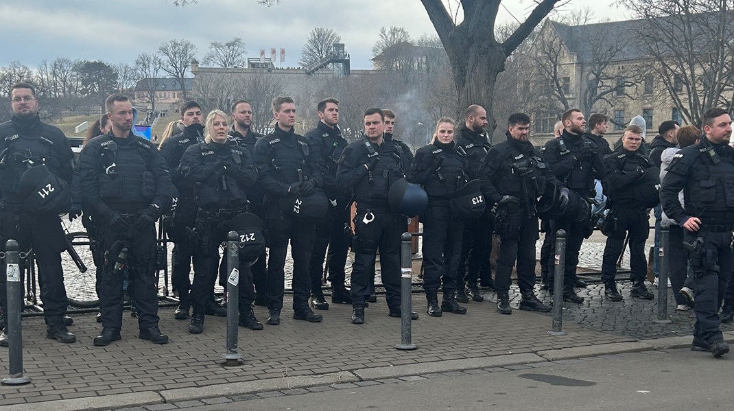 Det er stort politioppbud når AfD avholder sitt valgkamparrangement i Erfurt lørdag. 