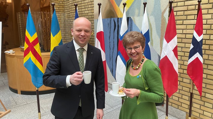 Kathrine
Kleveland sitter også i Nordisk råd, her er hun sammen med partileder Trygve S
Vedum under markering av Nordens dag på Stortinget i mars.