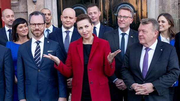 Ingen tvil om hvem som holder i roret på skuta i den historiske nye sentrumsregjeringen i Danmark; statsminister Mette Frederiksen, i rødt.&nbsp;