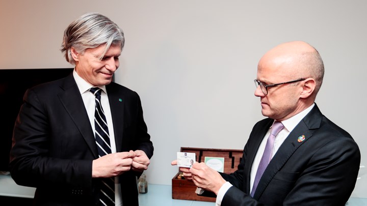 Ola Elvestuen tok over etter Vidar Helgesen som klima- og miljøminister i 2018. I 2020 ga han posten videre til Sveinung Rotevatn.