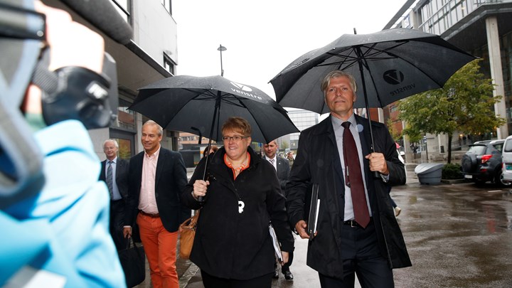 Ola Elvestuen sammen med daværende Venstre-leder Trine Skei Grande under de borgerlige regjeringssonderingene i 2013.