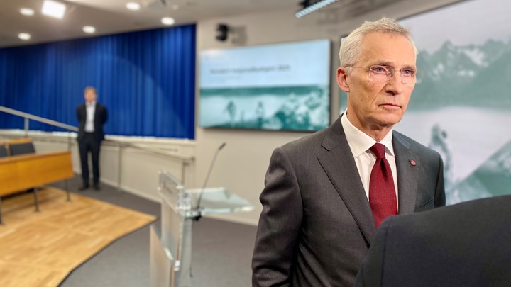 – Revidert nasjonalbudsjett viser at regjeringens fremste prioritering er å videreføre trygg styring i den økonomiske politikken, sier finansminister Jens Stoltenberg (Ap). 