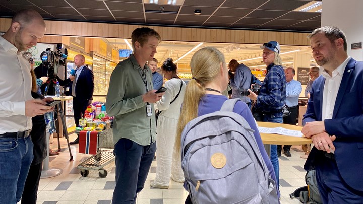 Med en dagligvarebutikk som ramme, fikk Trygve Slagsvold Vedum (Sp) og Geir Pollestad (Sp) den oppmerksomheten de ønsket fra pressen på sitt forslag inn i revidert-forhandlingene.