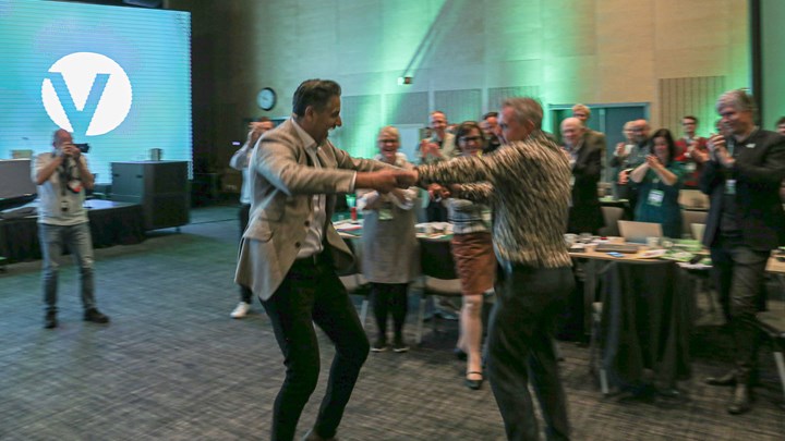 Abid Raja danser med Alfred Bjørlo under Venstres landsmøte i oktober. 