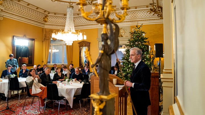 Jonas Gahr Støre møter pressen til oppsummerende pressekonferanse i regjeringens representasjonsbolig i Parkveien. 