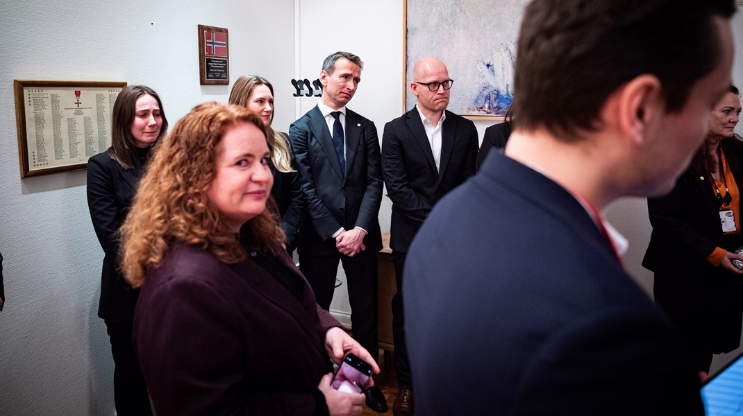 Det ble følelsesladd da Gram og hans kollegaer overlot nøklene til Forsvarsdepartementet til Tore O. Sandvik (Ap).