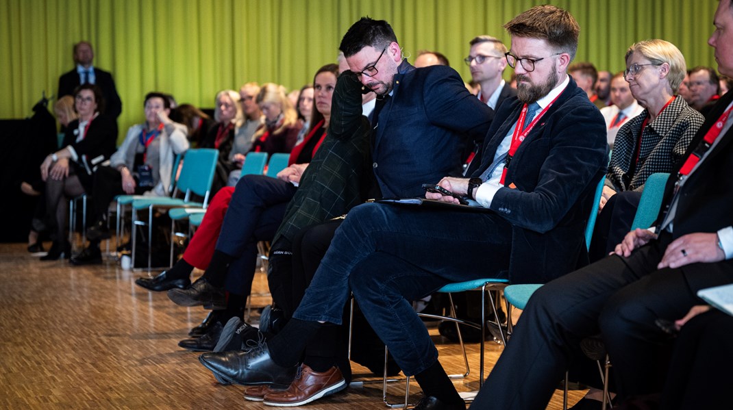 Mæland satt på første rad sammen med statssekretær Eivind Vad Petersson (Ap) i Utenriksdepartementet.