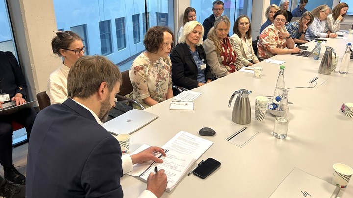 Helseministeren noterte ivrig ned innspillene han fikk i løpet av møtet. Han lover å følge dem opp.