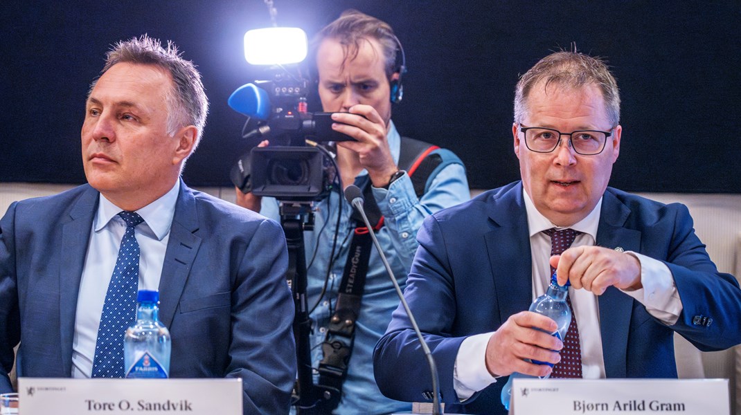 Forsvarsminister Tore O. Sandvik (Ap) forklarte seg side om side med sin forgjenger.