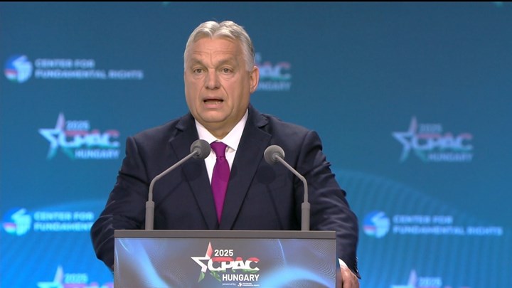 Viktor Orban sier fra talerstolen at «vi er for suverenitet, derfor avviser vi absolutt å finansiere andres krig med egen penger».
 