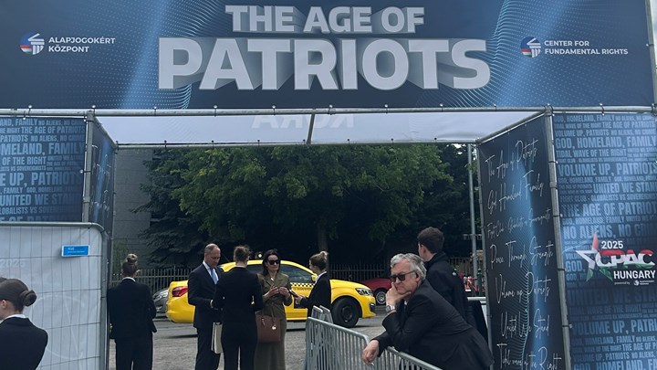 Patriotenes tid, står det over portalen, der Steve Bannons datter nylig har passert. 