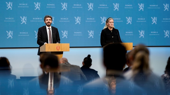 Emilie Enger Mehl (Sp) var fortsatt justisminister da hun og helseminister Jan Christian Vestre (Ap) la frem del 1 av rusreformen sammen. Innen del 2 ble lagt frem, var Senterpartiet ute av regjering.