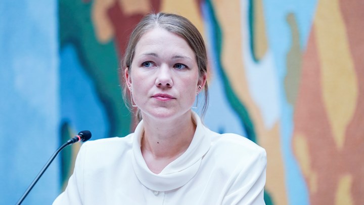 Une Basthom er overrasket over at Venstre gir sin tilslutning. Det samme er SVs Lars Haltbrekken.