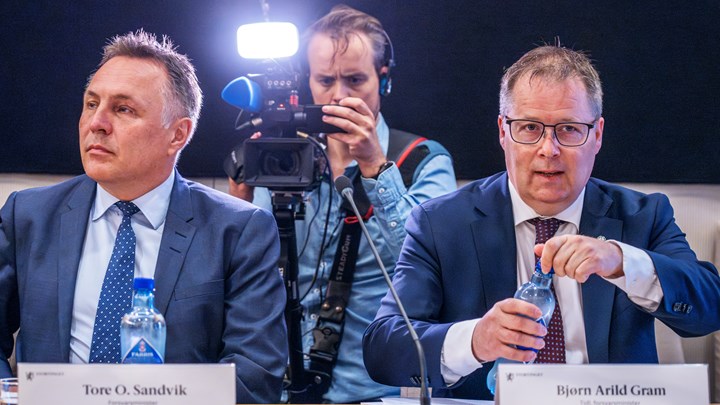 Forsvarsministeren og den tidligere forsvarsministeren under kontrollhøringen i Stortinget.