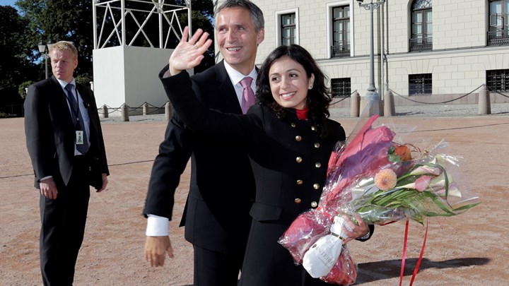 Hun ble historisk da hun som første muslim ble norsk statsråd i 2012. Her fotografert på Slottsplassen med daværende statsminister Jens Stoltenberg.