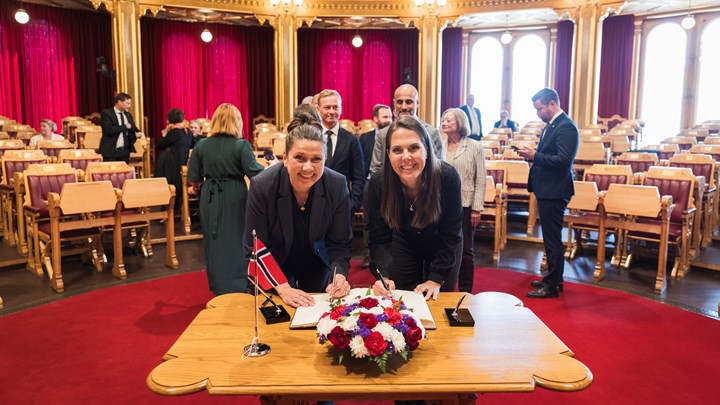 Lene Westgaard-Halle signerer protokollen på siste møtedag i stortingssalen, sammen med partikollega Heidi Nordby Lunde.
