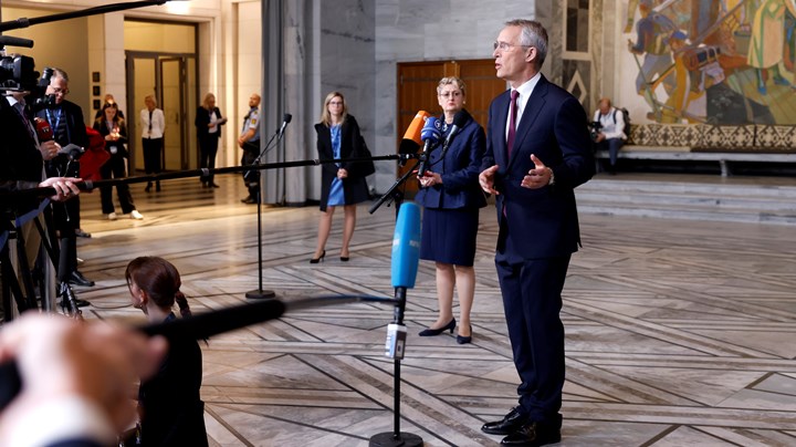 Oana Lungescu har vært nærmeste medarbeider for to Nato-sjefer, Anders Fogh Rasmussen og Jens Stoltenberg. Her er hun i bakgrunnen under Stoltenbergs pressebrief i Oslo sommeren 2023. 