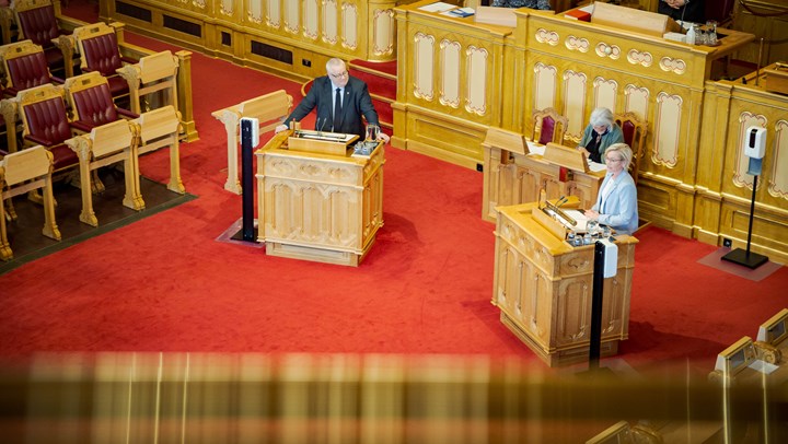 Helse- og omsorgsminister Ingvild Kjerkol (Ap) har svart Bård Hoksrud (Frp) om sykehusøkonomi. Her er de to i Stortinget.