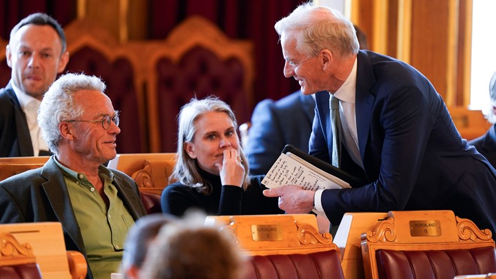 Statsministeren og Rasmus Hansson under en spørretime på Stortinget i 2023.