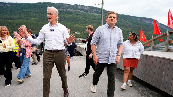 Ap-leder Jonas Gahr Støre besøkte denne uken Utøya og AUF sin sommerleir. Der var det rom for å komme med nye valgkampløfter. 