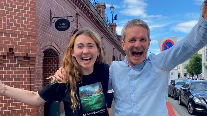 Sigrid Hoddevik Losnegård og Truls Gulowsen feirer.