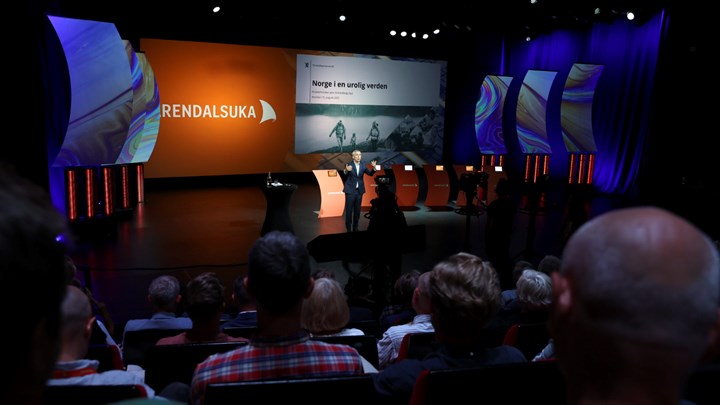 Det var stappfullt i salen da finansministeren holdt tale om norsk økonomi og handel under Arendalsuka 2025. 