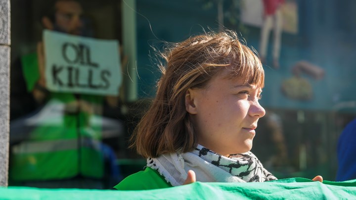 – Hvis selv ikke et av verdens rikeste land kan presentere rettferdige og konkrete utfasingsplaner, hvordan kan vi forvente at andre skal gjøre det? Det lurer Greta Thunberg på.