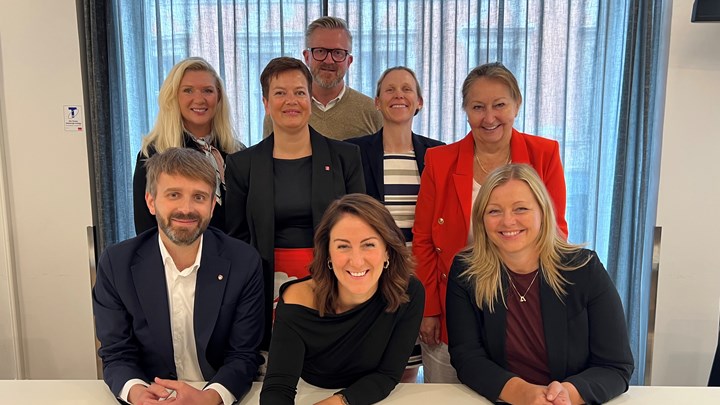 Signerte avtale: Helseminister Jan Christian Vestre (Ap), arbeidsminister Tonje Brenna (Ap), og kommunalminister Kjersti Stenseng (Ap) signerte intensjonsavtale med flere av partene i arbeidslivet om økt rekruttering til helsesektoren. 