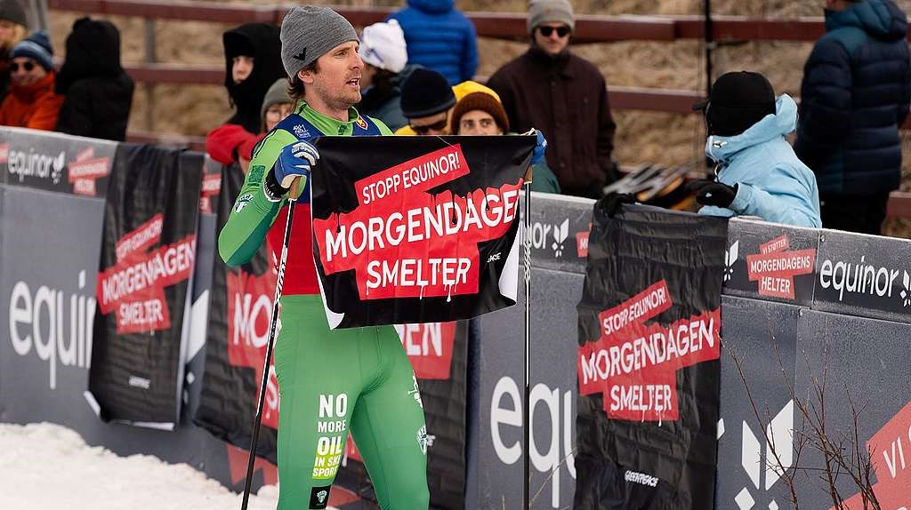 Langrennsløper Emil Johansson Kringstad protesterte mot Equinors sponsing av skisporten under sesongåpningen på Beitostølen, i samarbeid med Greenpeace. Organisasjonen ønsker et forbud mot fossilreklame og -sponsing.